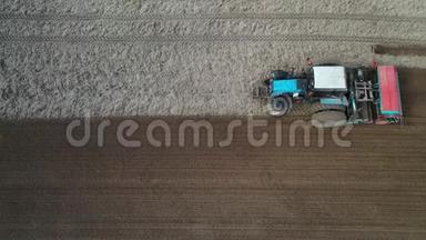 农民用拖拉机在农田播种.